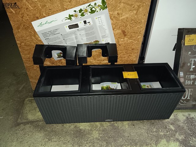 Lot 230 - lechura trio cottage - afbeelding 1 van  2