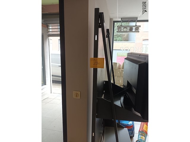 Lot 230 - metalen winkelrek - afbeelding 1 van  4