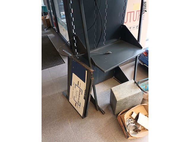 Lot 230 - metalen winkelrek - afbeelding 3 van  4