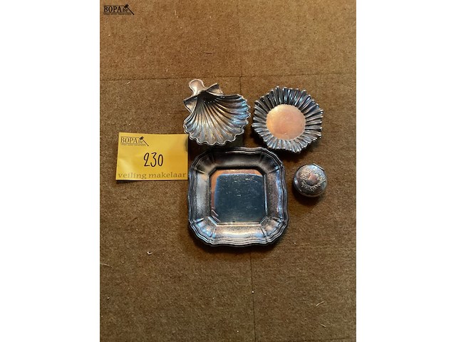 Lot 230 - verzilverde voorwerpen-pillendoosje wiskemann - afbeelding 1 van  2