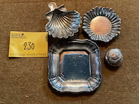 Lot 230 - verzilverde voorwerpen-pillendoosje wiskemann - afbeelding 1 van  2