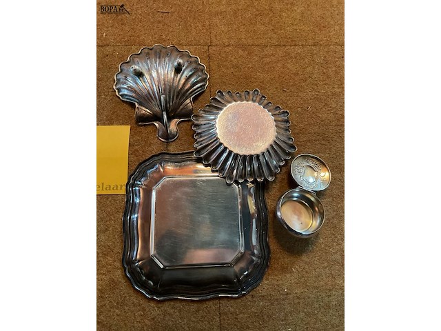 Lot 230 - verzilverde voorwerpen-pillendoosje wiskemann - afbeelding 2 van  2