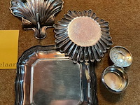 Lot 230 - verzilverde voorwerpen-pillendoosje wiskemann - afbeelding 2 van  2