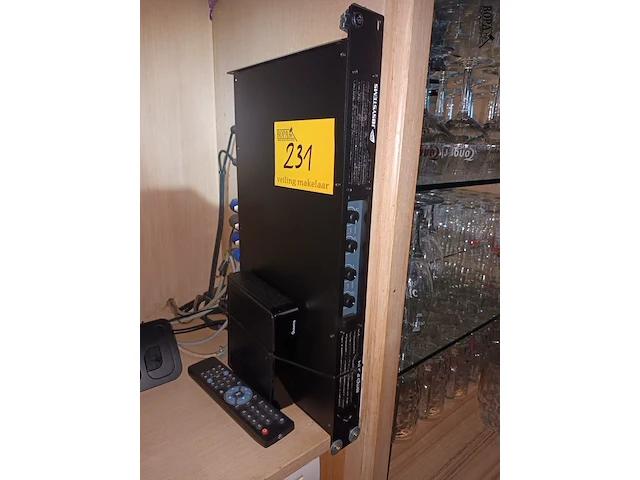Lot 231 - muziekversterker jb systems - afbeelding 1 van  5