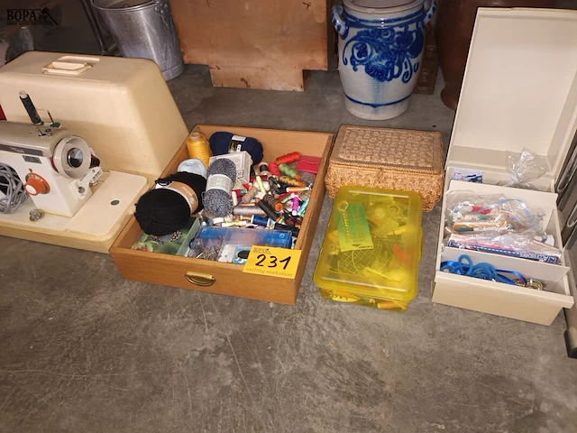 Lot 231 - naaimachine en naaigerei - afbeelding 1 van  4