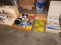 Lot 231 - naaimachine en naaigerei - afbeelding 1 van  4