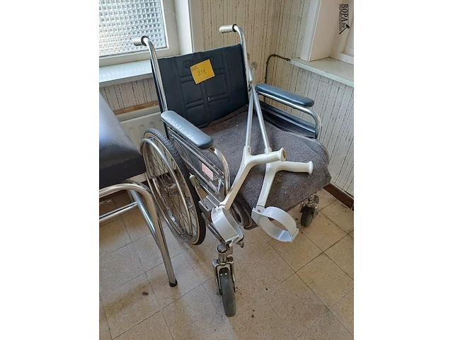 Lot 231 - rolstoel en krukken - afbeelding 1 van  2