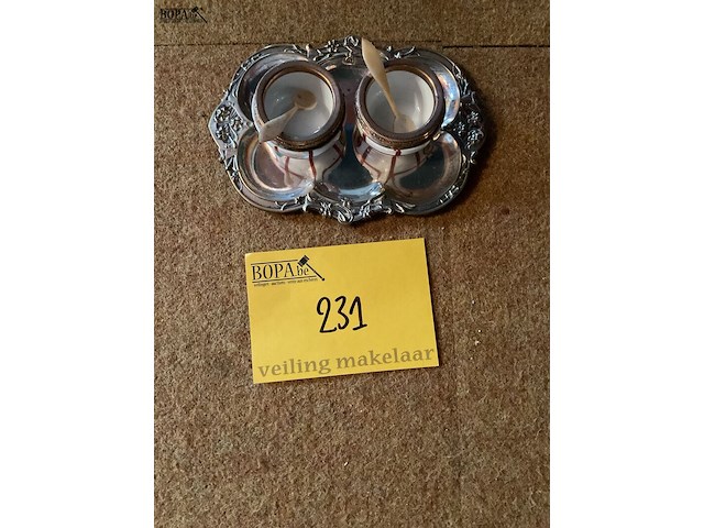 Lot 231 - verzilverd schaaltje met 2 limoges potjes en lepeltjes - afbeelding 1 van  3