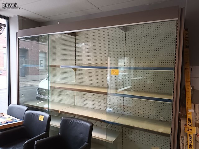 Lot 231 - winkel wand vitrine - afbeelding 1 van  4