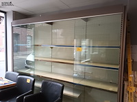 Lot 231 - winkel wand vitrine - afbeelding 1 van  4
