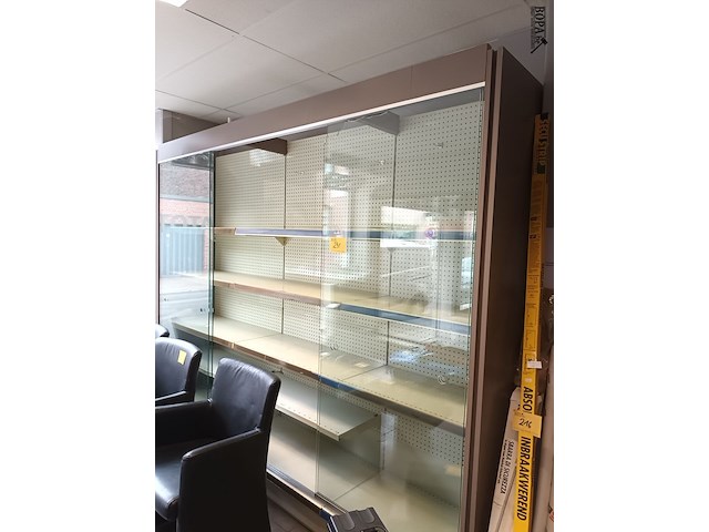 Lot 231 - winkel wand vitrine - afbeelding 2 van  4