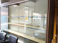 Lot 231 - winkel wand vitrine - afbeelding 2 van  4