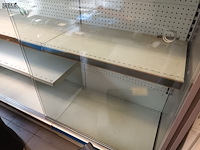 Lot 231 - winkel wand vitrine - afbeelding 3 van  4