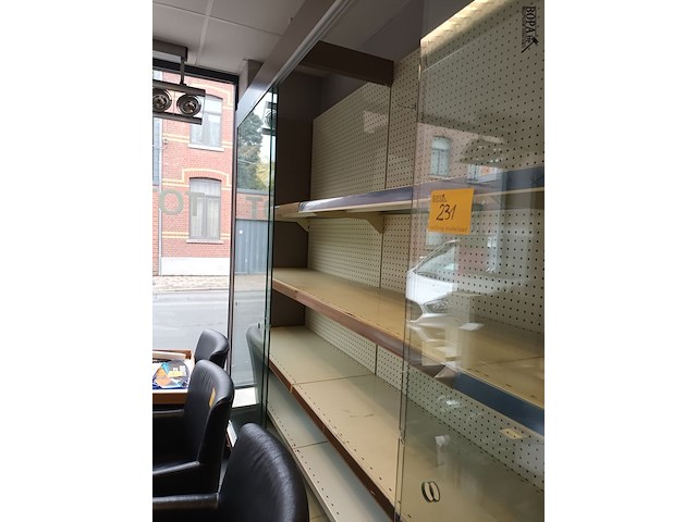 Lot 231 - winkel wand vitrine - afbeelding 4 van  4