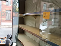 Lot 231 - winkel wand vitrine - afbeelding 4 van  4