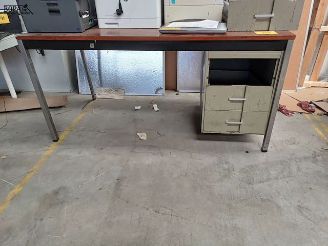 Lot 232 - bureau met 3 lades (h) - afbeelding 1 van  4