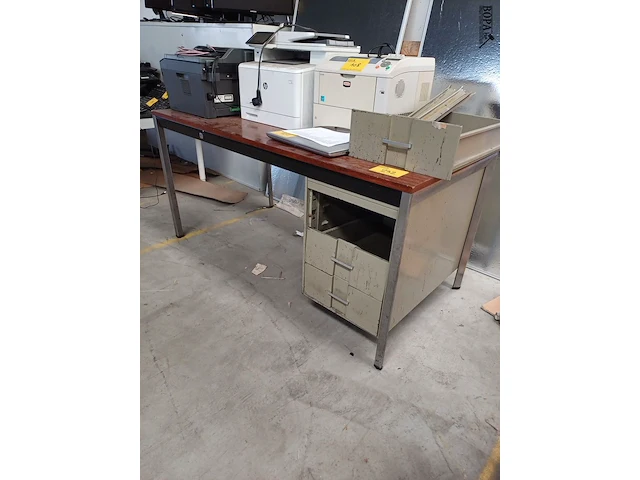 Lot 232 - bureau met 3 lades (h) - afbeelding 2 van  4