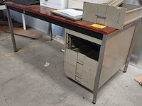 Lot 232 - bureau met 3 lades (h) - afbeelding 2 van  4