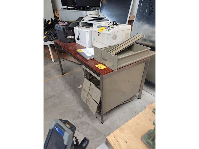 Lot 232 - bureau met 3 lades (h) - afbeelding 3 van  4