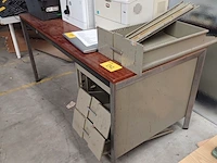 Lot 232 - bureau met 3 lades (h) - afbeelding 3 van  4