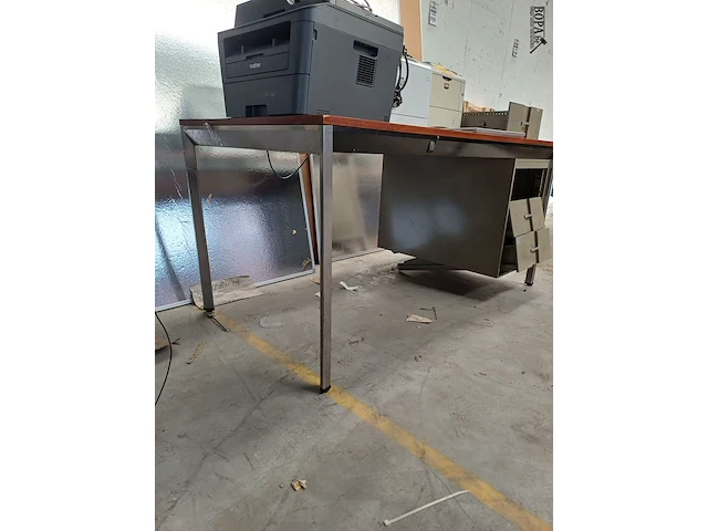 Lot 232 - bureau met 3 lades (h) - afbeelding 4 van  4