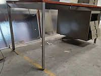 Lot 232 - bureau met 3 lades (h) - afbeelding 4 van  4