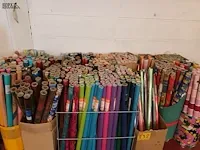 Lot 232 - cadeaupapier en kaftpapier - afbeelding 2 van  5