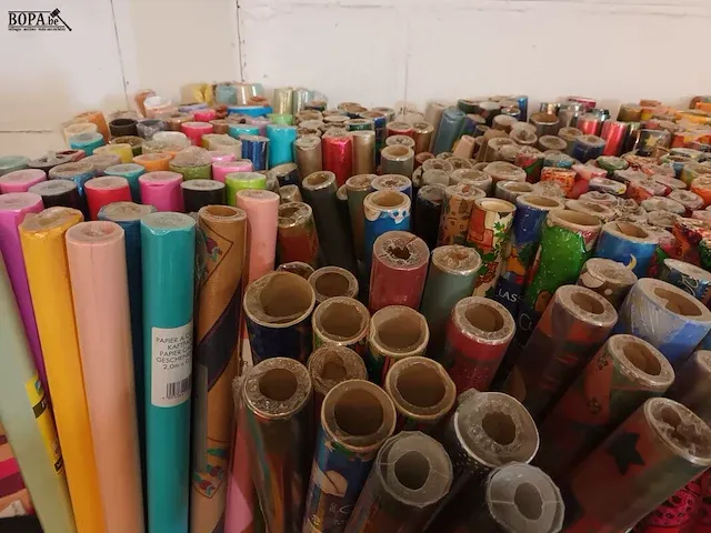 Lot 232 - cadeaupapier en kaftpapier - afbeelding 3 van  5