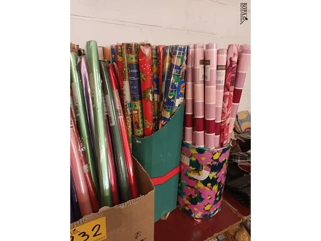 Lot 232 - cadeaupapier en kaftpapier - afbeelding 5 van  5