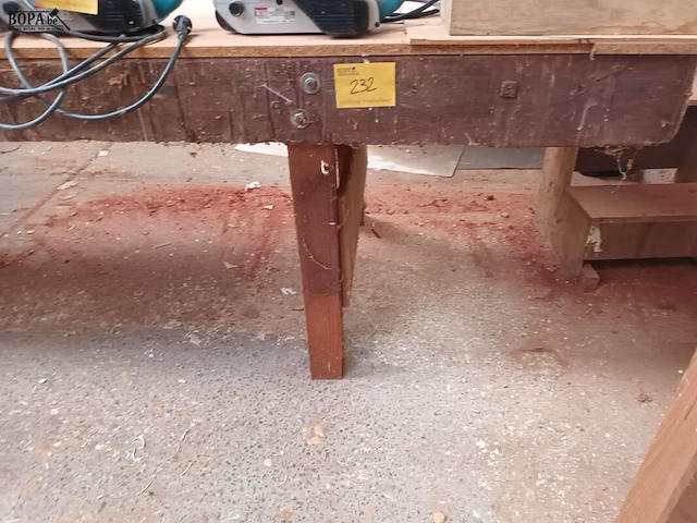 Lot 232 - houten werktafel - afbeelding 2 van  3
