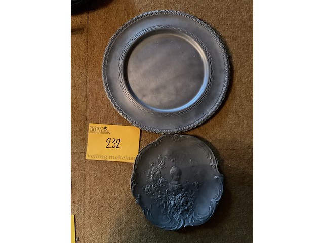 Lot 232 - tinnen schaal en art deco vide poche in tin - afbeelding 1 van  4