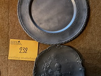 Lot 232 - tinnen schaal en art deco vide poche in tin - afbeelding 1 van  4