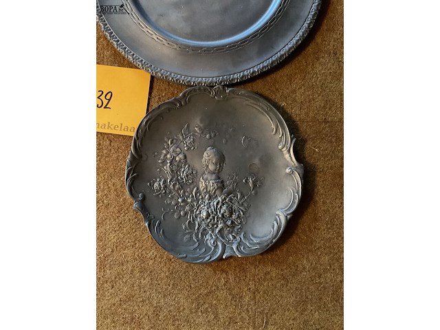 Lot 232 - tinnen schaal en art deco vide poche in tin - afbeelding 2 van  4