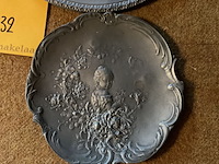 Lot 232 - tinnen schaal en art deco vide poche in tin - afbeelding 2 van  4