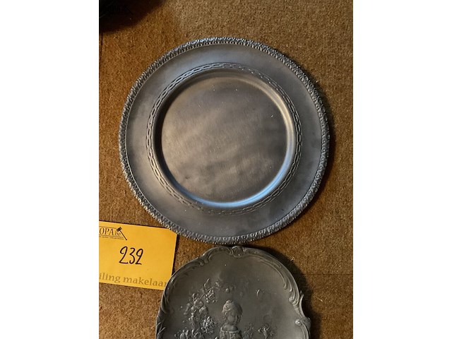 Lot 232 - tinnen schaal en art deco vide poche in tin - afbeelding 3 van  4