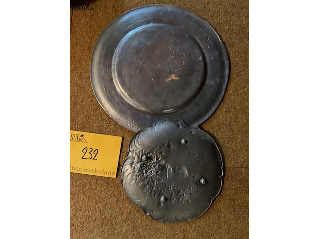 Lot 232 - tinnen schaal en art deco vide poche in tin - afbeelding 4 van  4