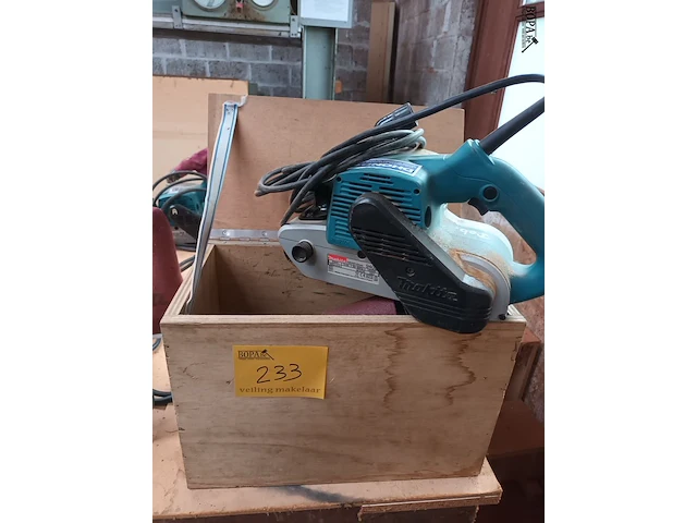 Lot 233 - bandschuurmachine makita - afbeelding 1 van  3