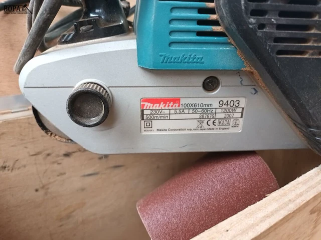 Lot 233 - bandschuurmachine makita - afbeelding 2 van  3
