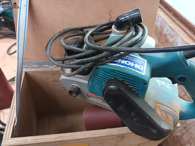 Lot 233 - bandschuurmachine makita - afbeelding 3 van  3