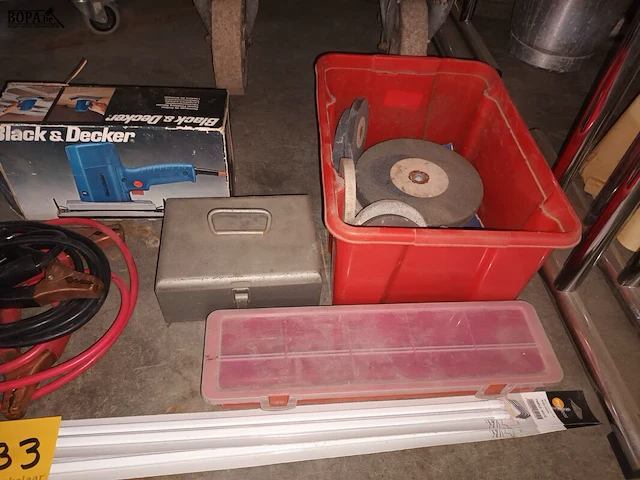 Lot 233 - doe-het-zelf materiaal. 8 stuks - afbeelding 2 van  2