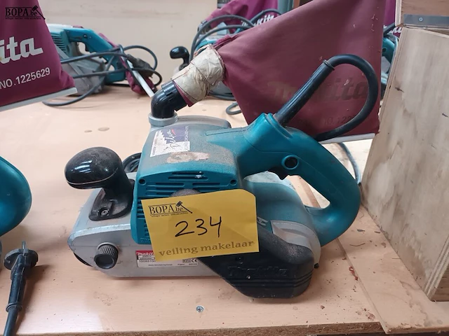 Lot 234 - bandschuurmachine makita - afbeelding 1 van  3
