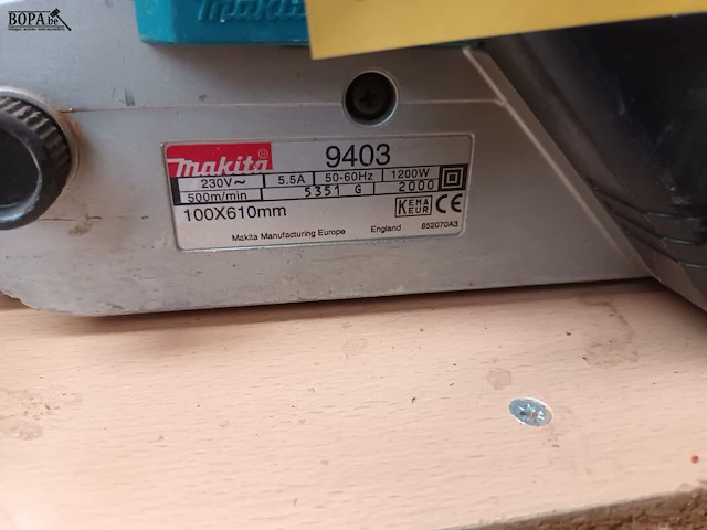 Lot 234 - bandschuurmachine makita - afbeelding 2 van  3