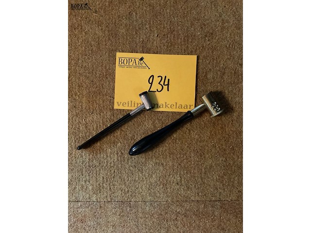 Lot 234 - verzilverd sigarettepijpje dame/meetlepel voor buskruit - afbeelding 1 van  2