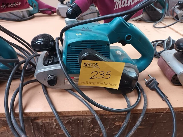 Lot 235 - bandschuurmachine makita - afbeelding 1 van  3
