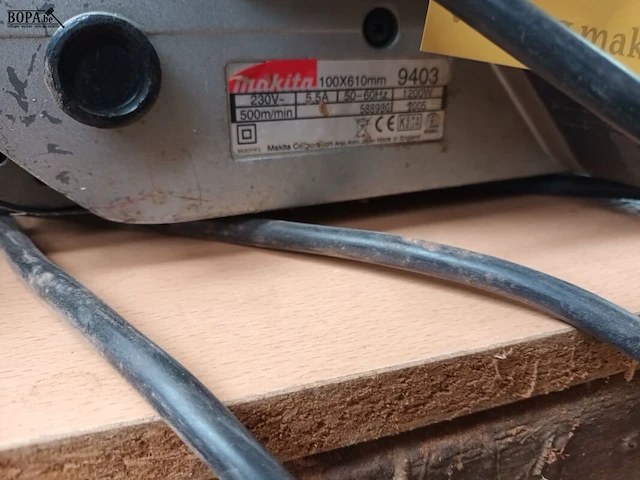 Lot 235 - bandschuurmachine makita - afbeelding 2 van  3