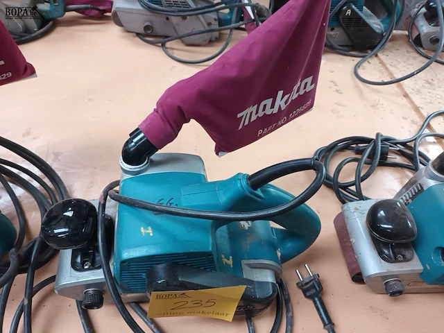 Lot 235 - bandschuurmachine makita - afbeelding 3 van  3