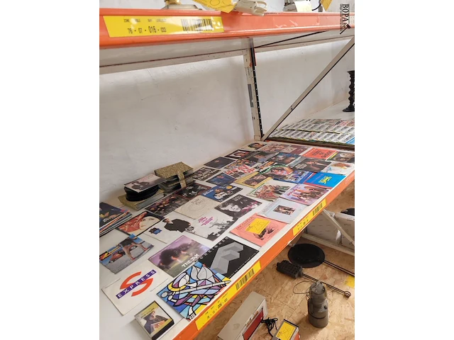 Lot 235 - grote partij vinylplaten + 1 cassette - afbeelding 1 van  6