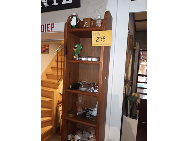 Lot 235 - smalle houten kast - afbeelding 1 van  3