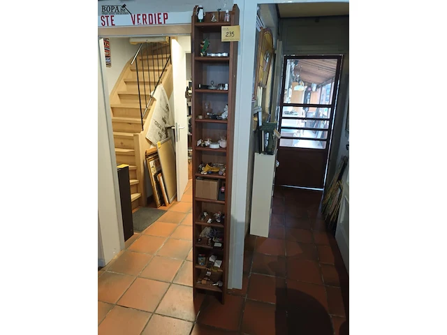 Lot 235 - smalle houten kast - afbeelding 2 van  3