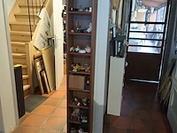 Lot 235 - smalle houten kast - afbeelding 2 van  3